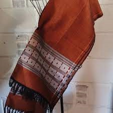 Tejido Pagne tissé. Color: gama de rojos. Marca: Alsahih.