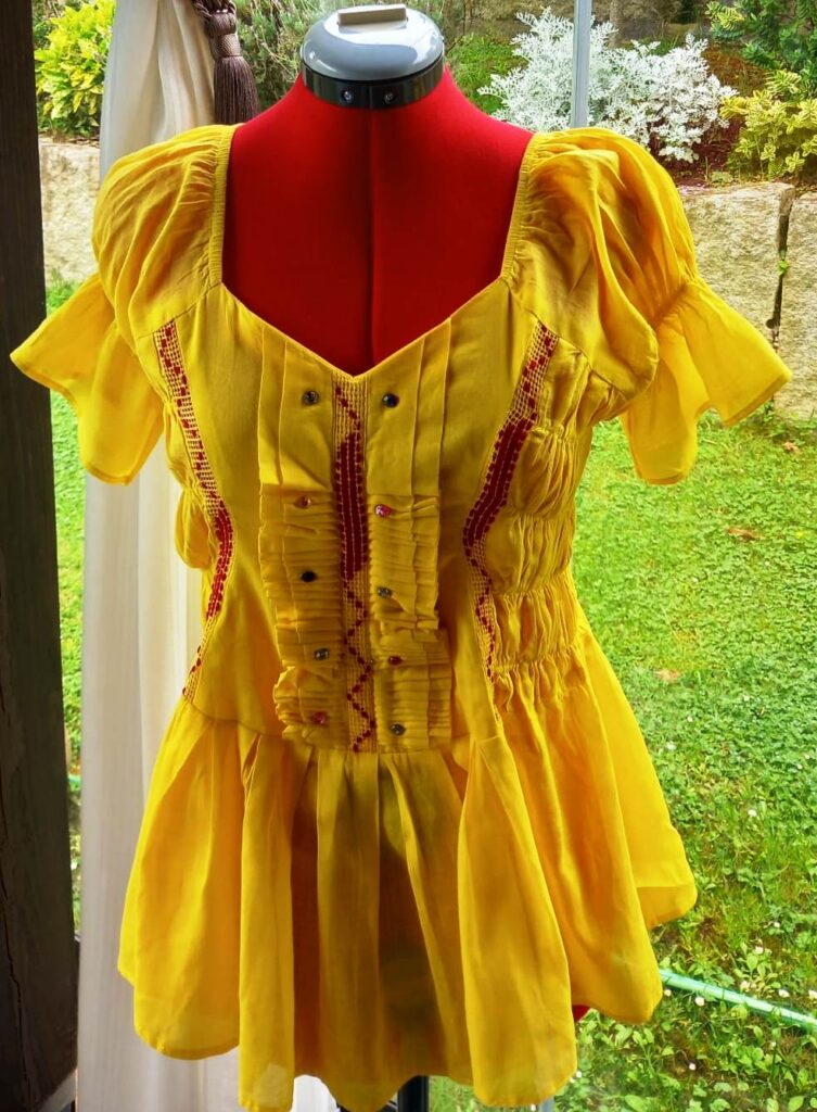 Vestido acampanado. Tejido algodón. Color: amarillo y adornos en rojo. Modelo: Talla 5-6 años. Marca: Alsamawiya.