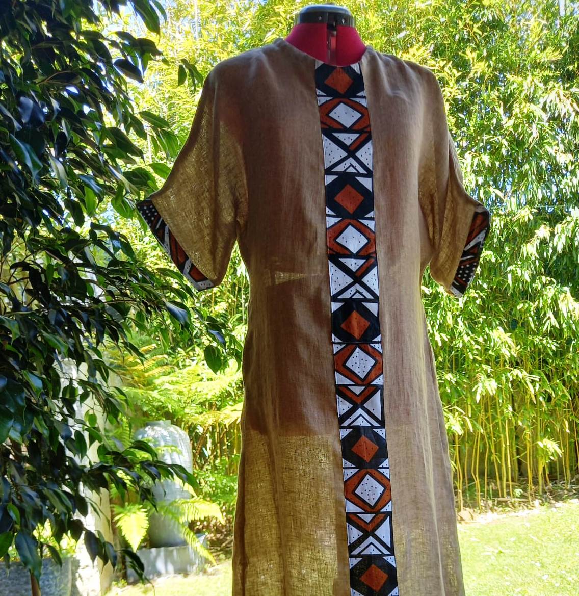 Vestido de fiesta. Tejido Lino y adornos en algodón. Colores: Tostado, adornos en marrón, rojo, negro y blanco. Modelo: Talla S. Marca: H.Kane.