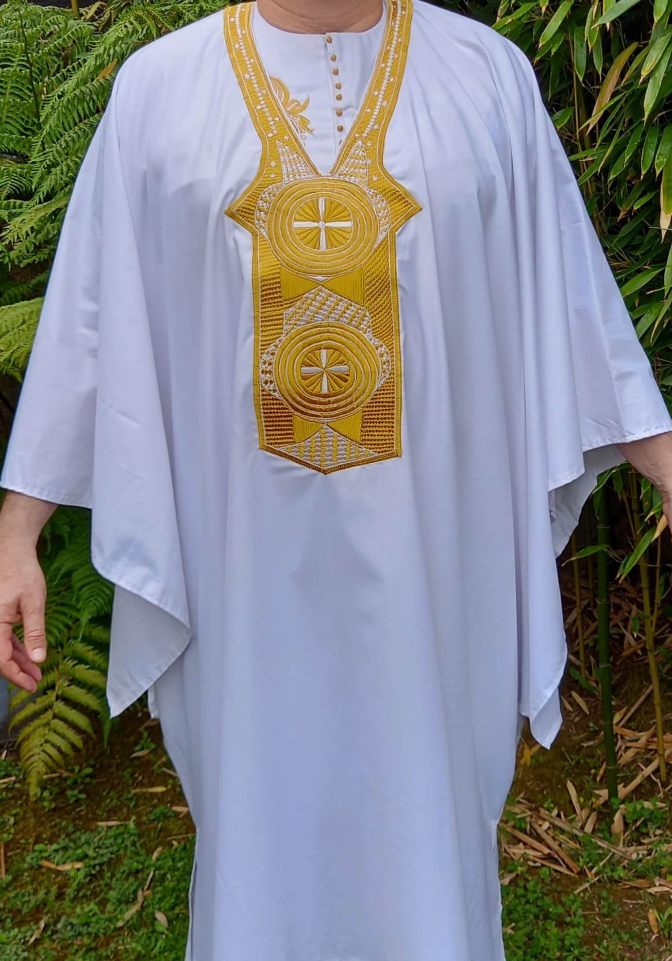 Jalaba 2 piezas. Tejido algodón. Color: blanco con adornos en amarillo (oro). Modelo: Talla XL. Marca: Alsahih