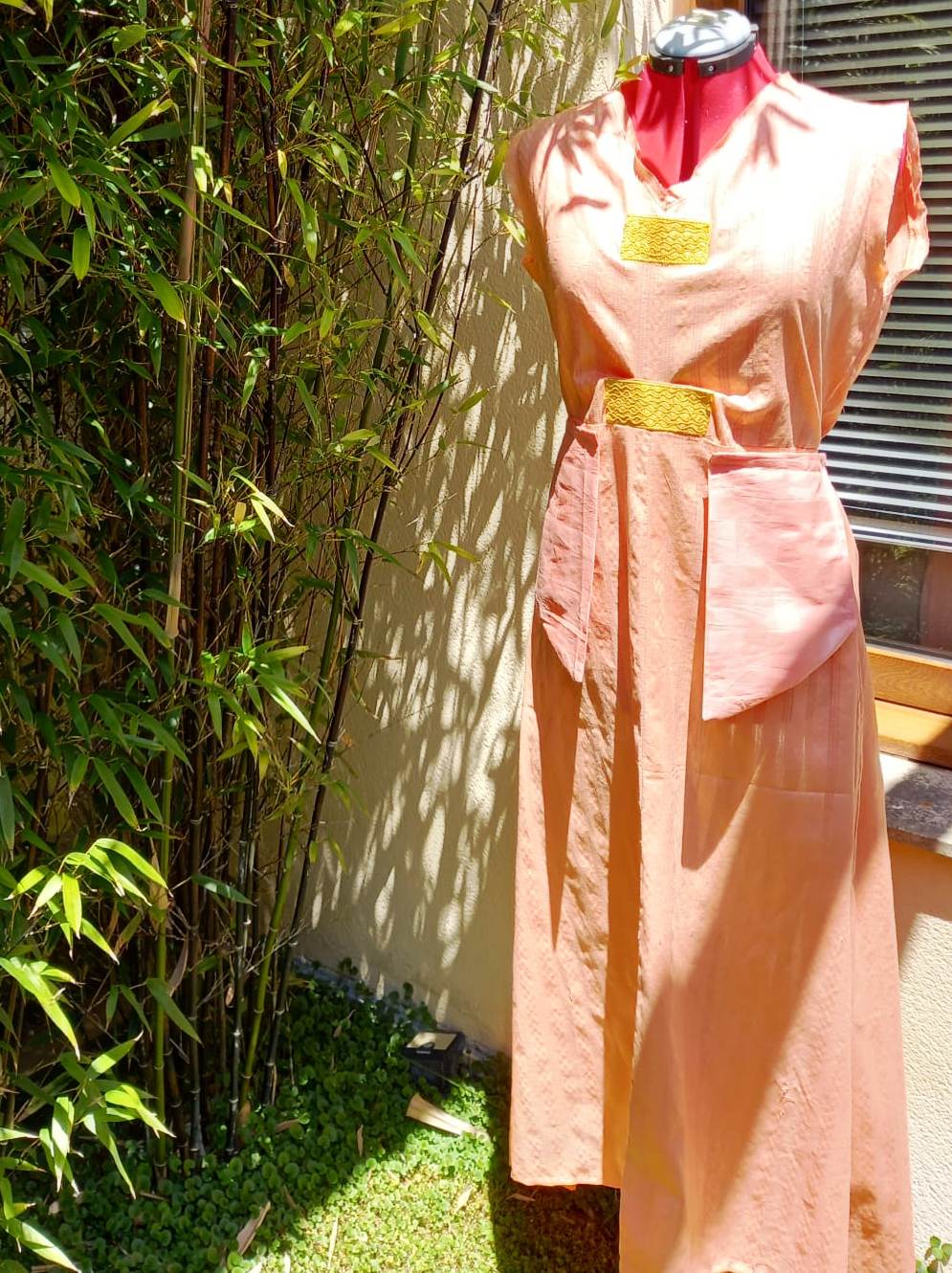 Vestido. Tejido algodón. Color: Salmón en adornos dorados. Modelo: Talla S. Marca: H.Kane.