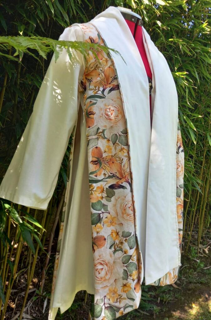 Kimono 2 piezas. Tela: algodón. Color: blanco y estampado, varios colores, verde, amarillo, naranja. Modelo: Talla S. Marca: Alsahih.